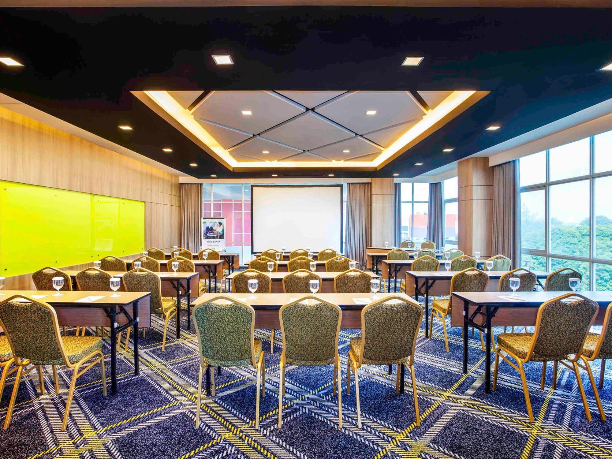 Hotel ibis Styles Bekasi Jatibening Exterior foto